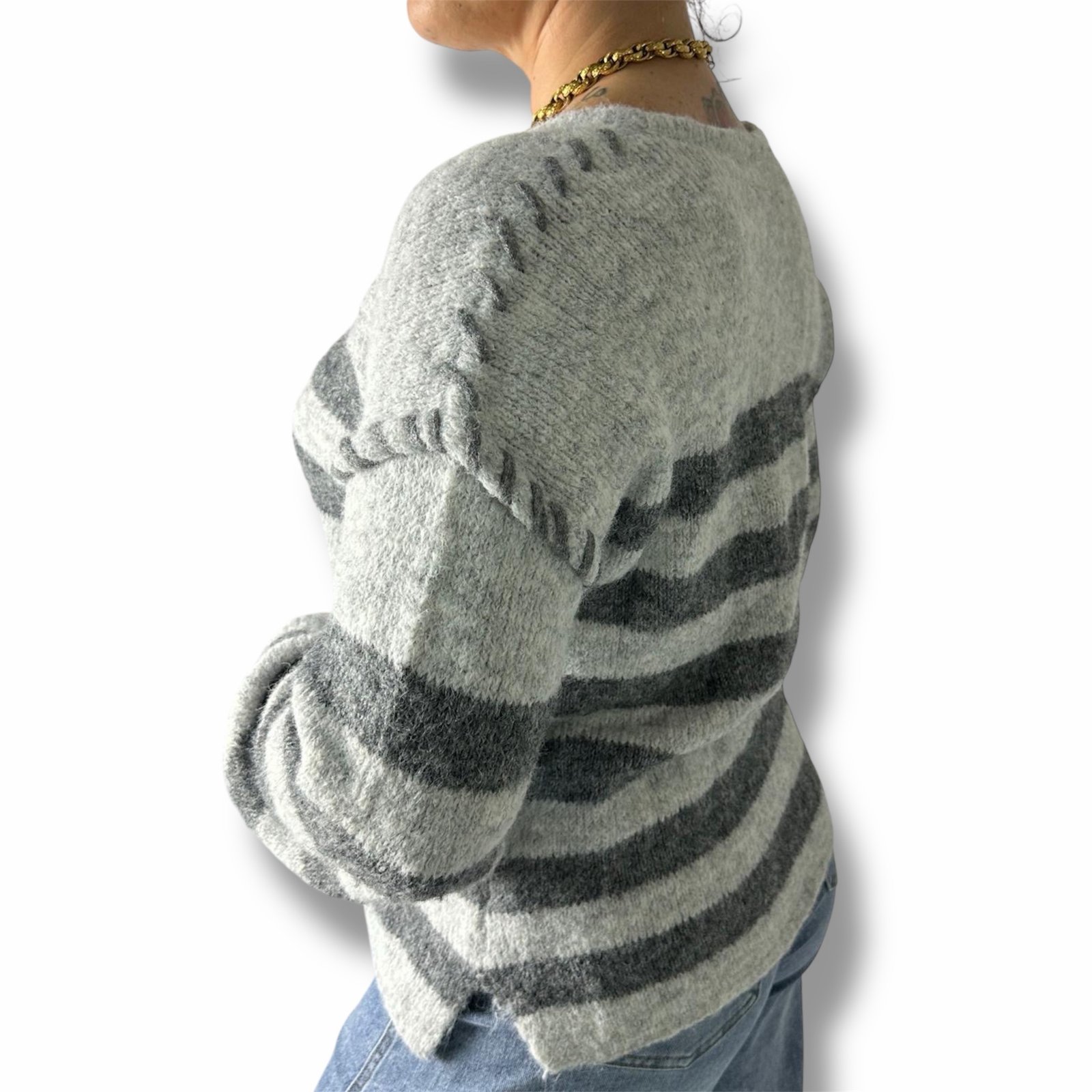 Pullover Rigato Grigio Morbido Oversize Scollo a V e Maniche a Palloncino - immagine 2